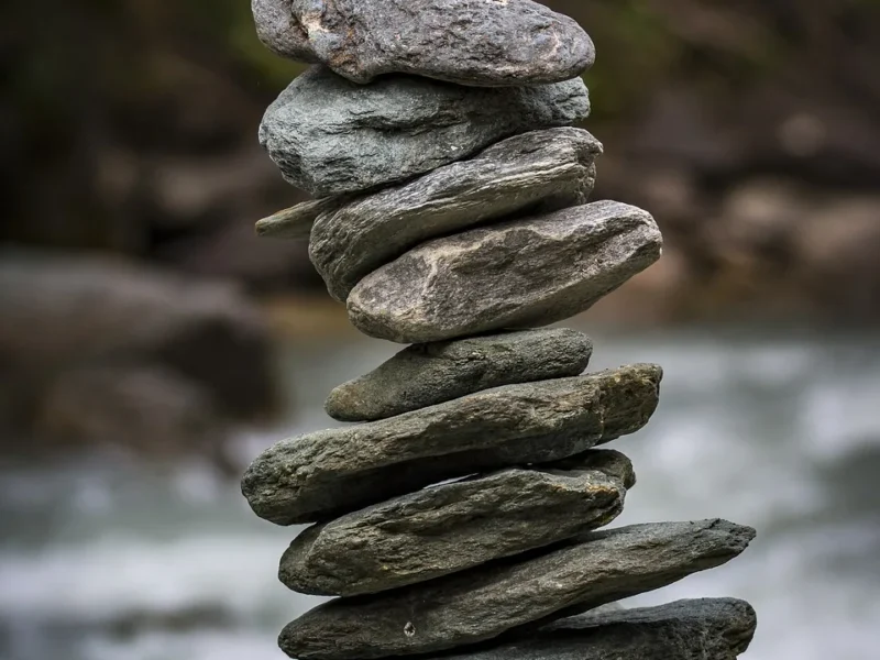 Kamienna piramida nad rzeką jako metafora dialektyki DBT