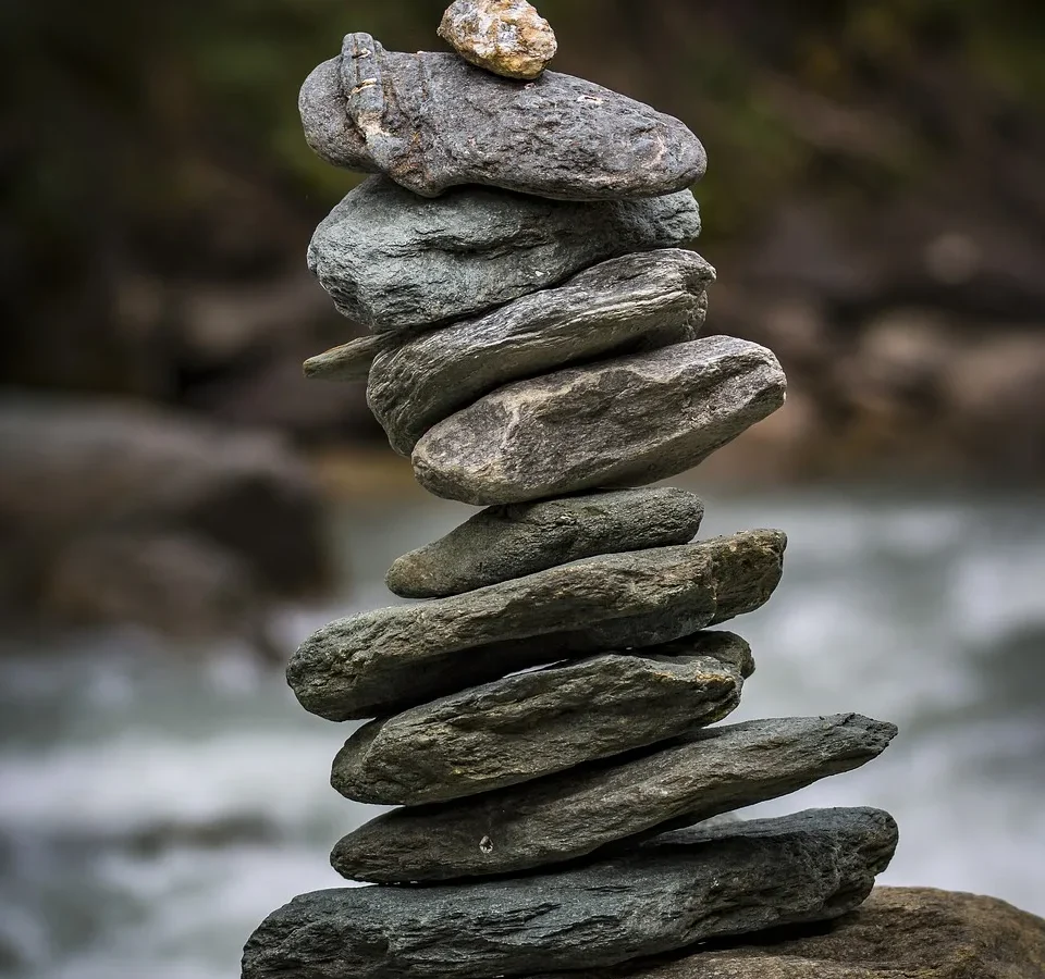 Kamienna piramida nad rzeką jako metafora dialektyki DBT