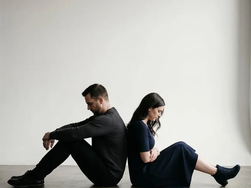 Para siedząca plecami do siebie — metafora dystansu emocjonalnego w toksycznym związku