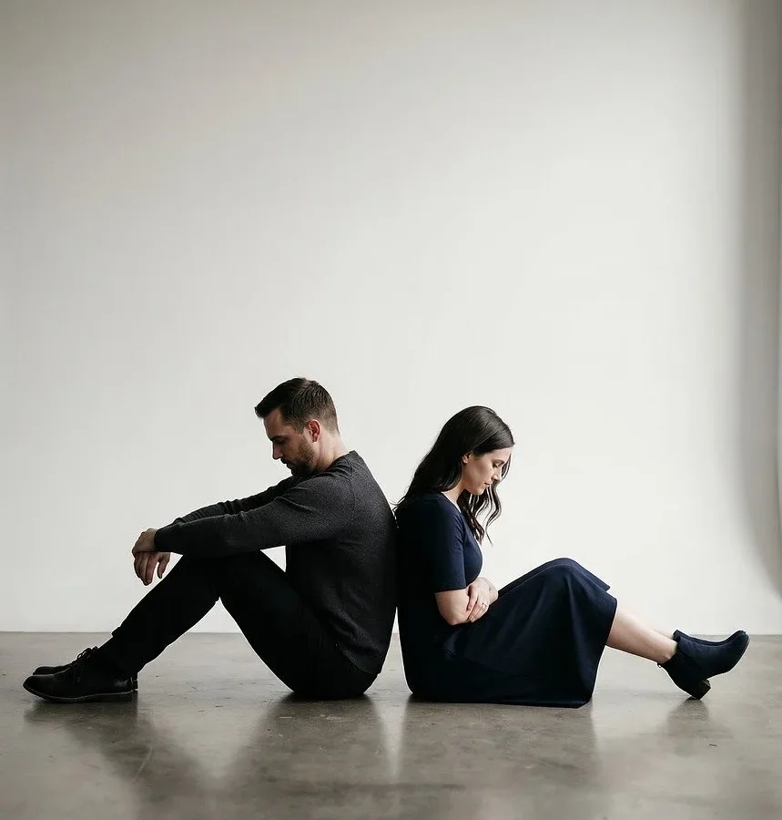 Para siedząca plecami do siebie — metafora dystansu emocjonalnego w toksycznym związku