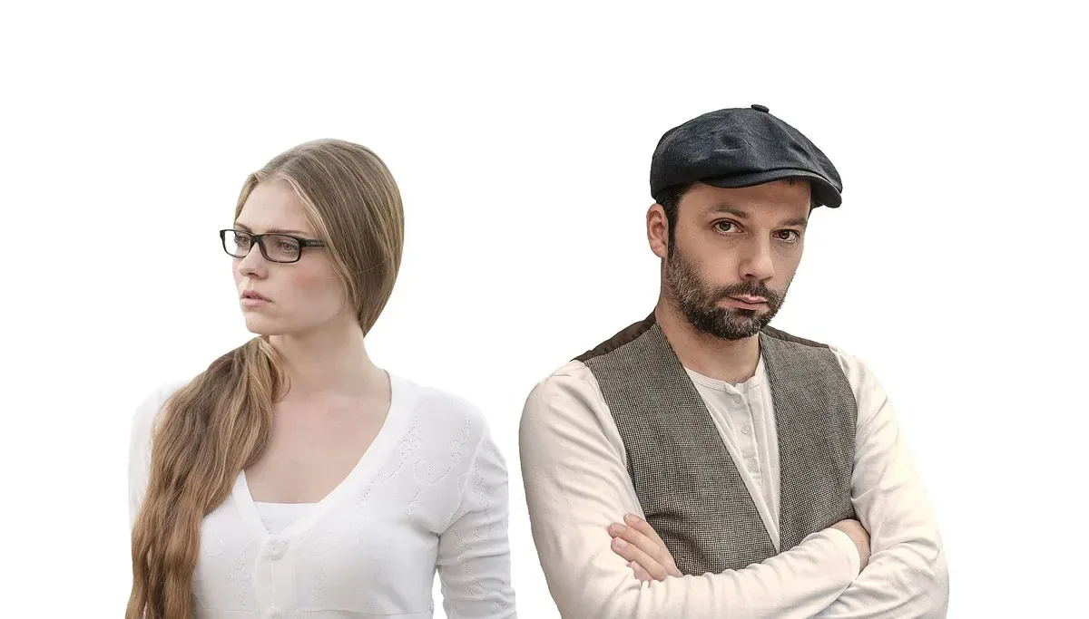 Para w konflikcie — kobieta i mężczyzna patrzący w przeciwne strony