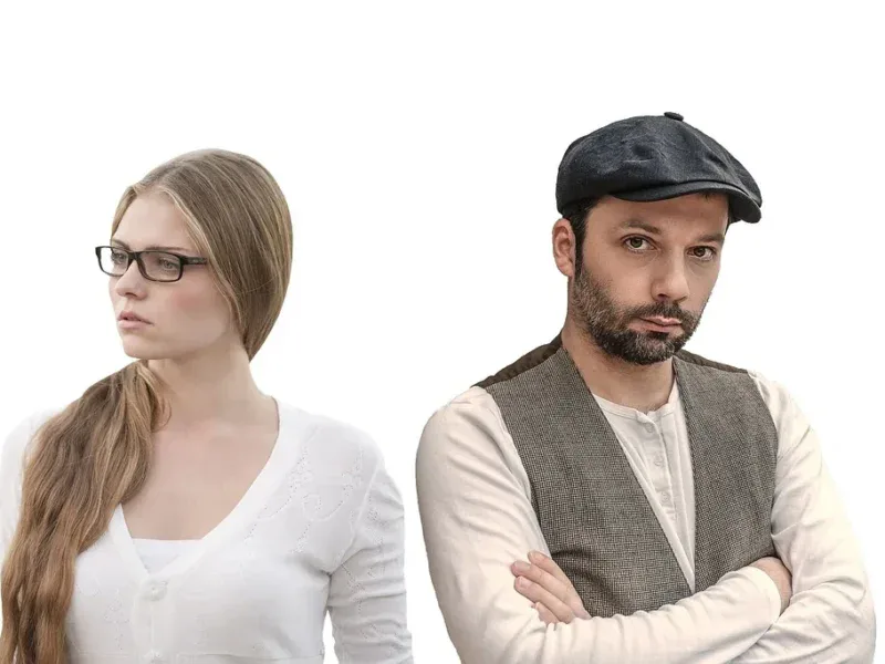 Para w konflikcie — kobieta i mężczyzna patrzący w przeciwne strony