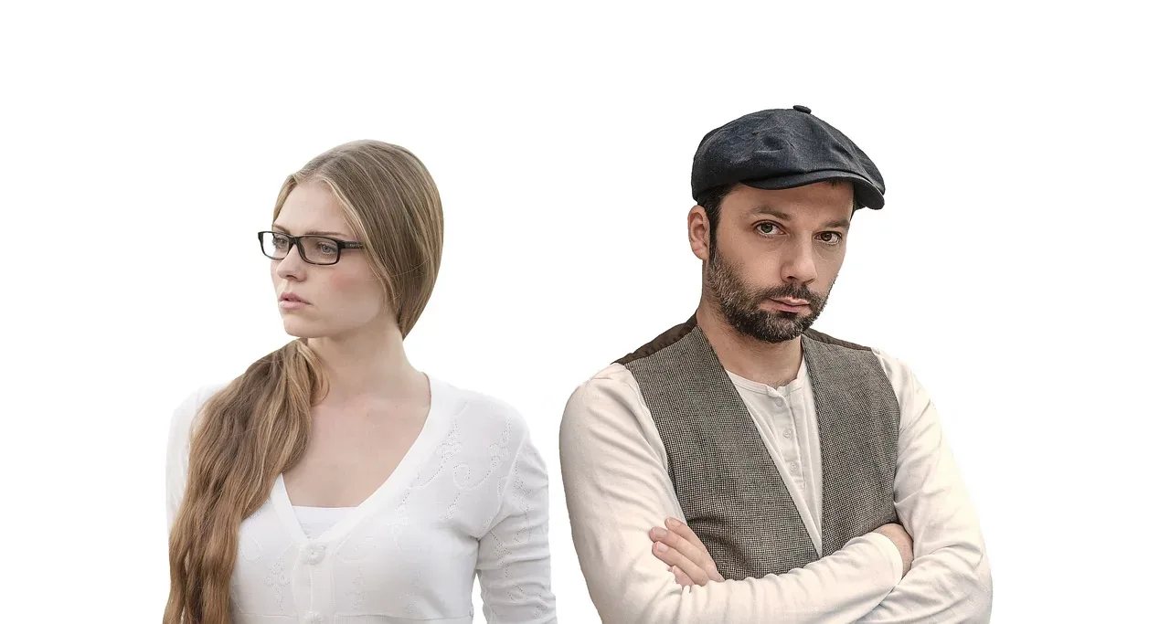 Para w konflikcie — kobieta i mężczyzna patrzący w przeciwne strony