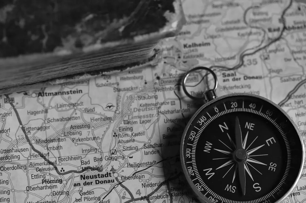 Stary kompas leżący na mapie — wartości jako kierunek życiowy