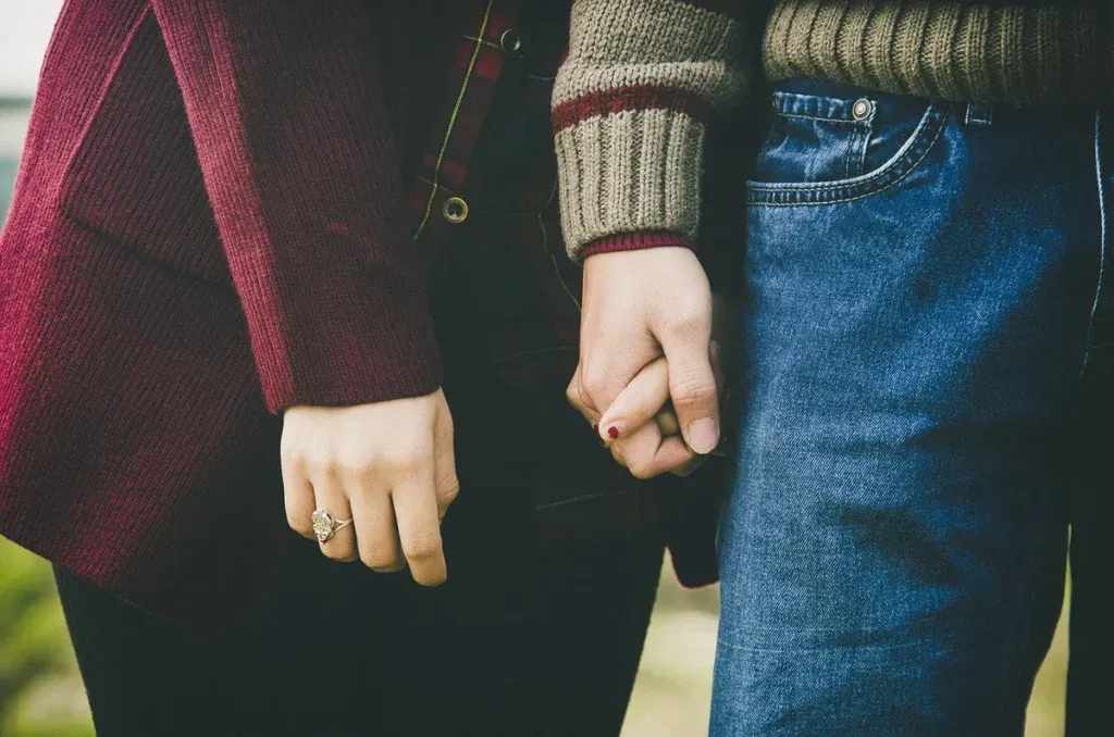 Para trzyma się za ręce: trauma bonding i miłość z zewnątrz mogą wyglądać podobnie